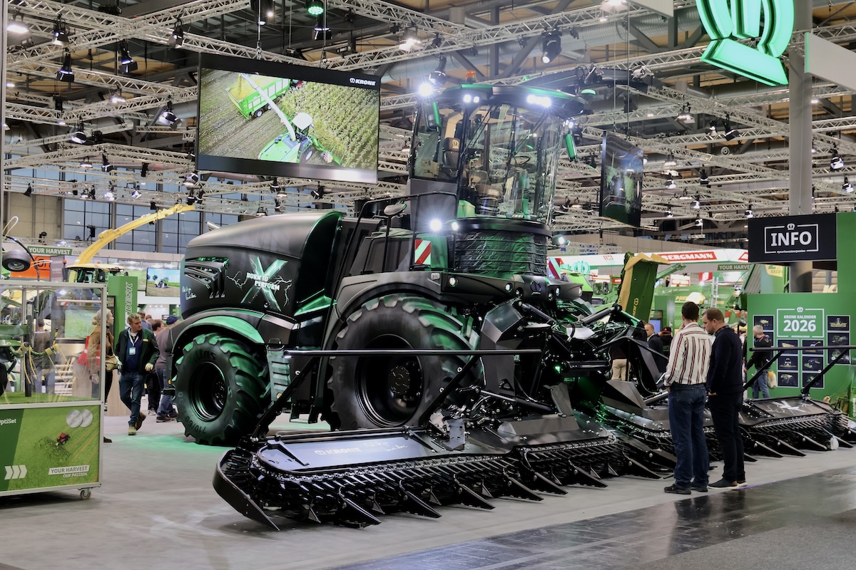  Trincia Big X 1180 di Krone con livrea nera opaca e nuova testata a 16 file XCollect